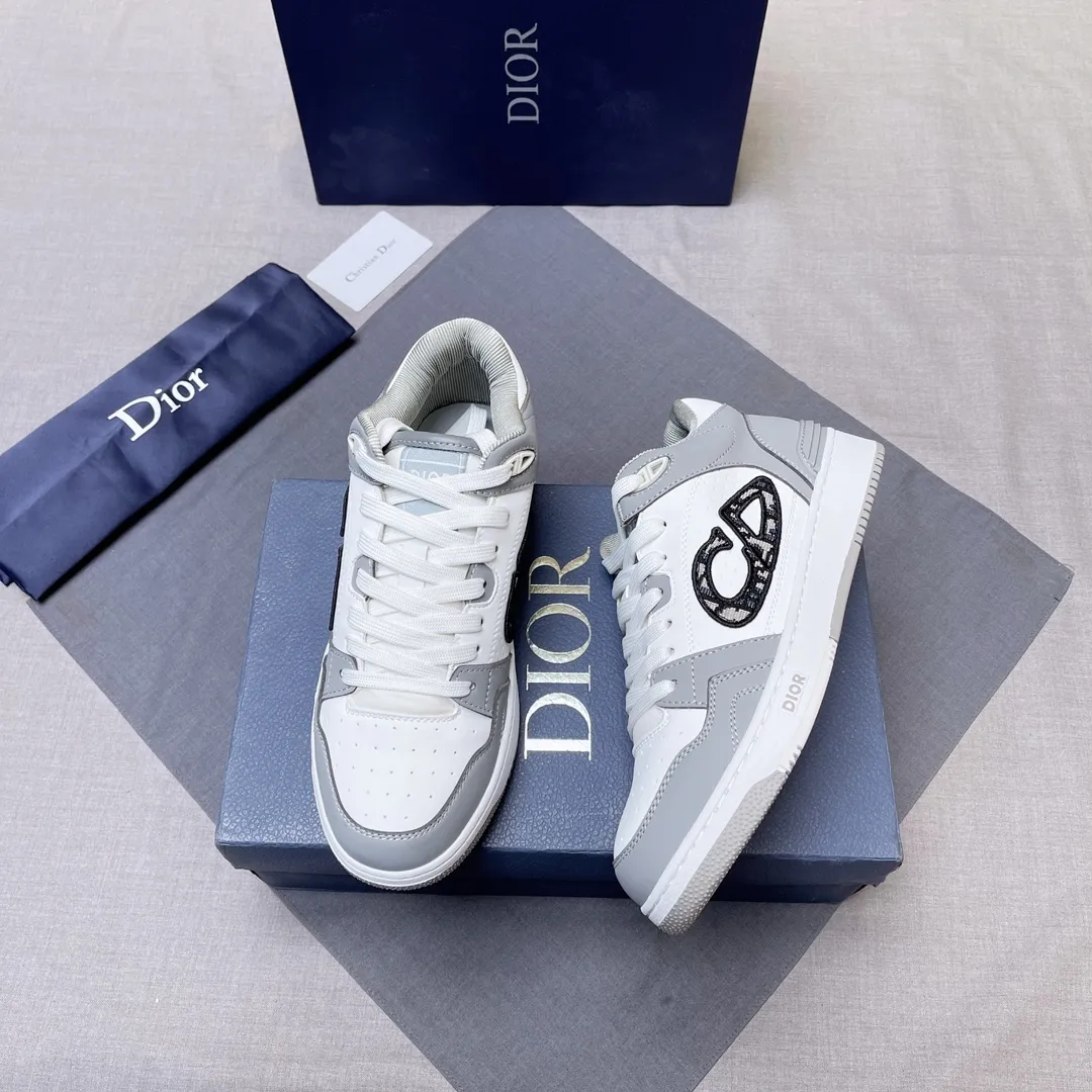 P420 Dior B57 low-top sneakers 2024 spring men's series new product launch [Celebrate][Celebrate][Celebrate], reinterpret the basketball shoe design and become Dior's classic item [strong][strong][strong], carefully crafted in black and cream white smooth cowhide, with beige suede, and the leather CD logo is displayed on the side Zhi, the tongue, sole and back side are decorated with various distinctive details to enhance the style[666][666], while the eyelet details, topstitching and rubber panels highlight the dynamic charm of its athletic style[strong][strong][strong]. It has a two-color rubber sole, which can be matched with various clothing to create a refined look. Size: 38 to 45 No. 067